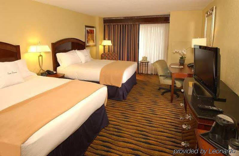 Doubletree By Hilton Greensboro Exterior photo